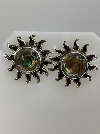 Par de aretes de plata en forma de sol con perla iridiscente engastada en el centro