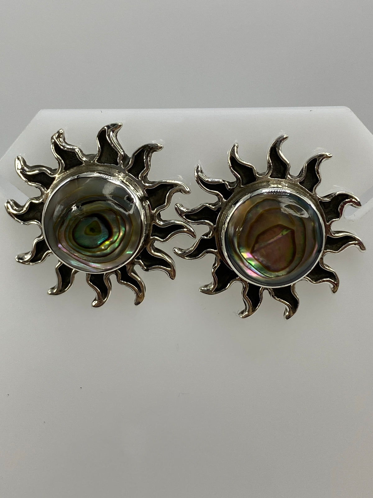 Detalle frontal de ambos aretes mostrando el engaste individual de cada perla