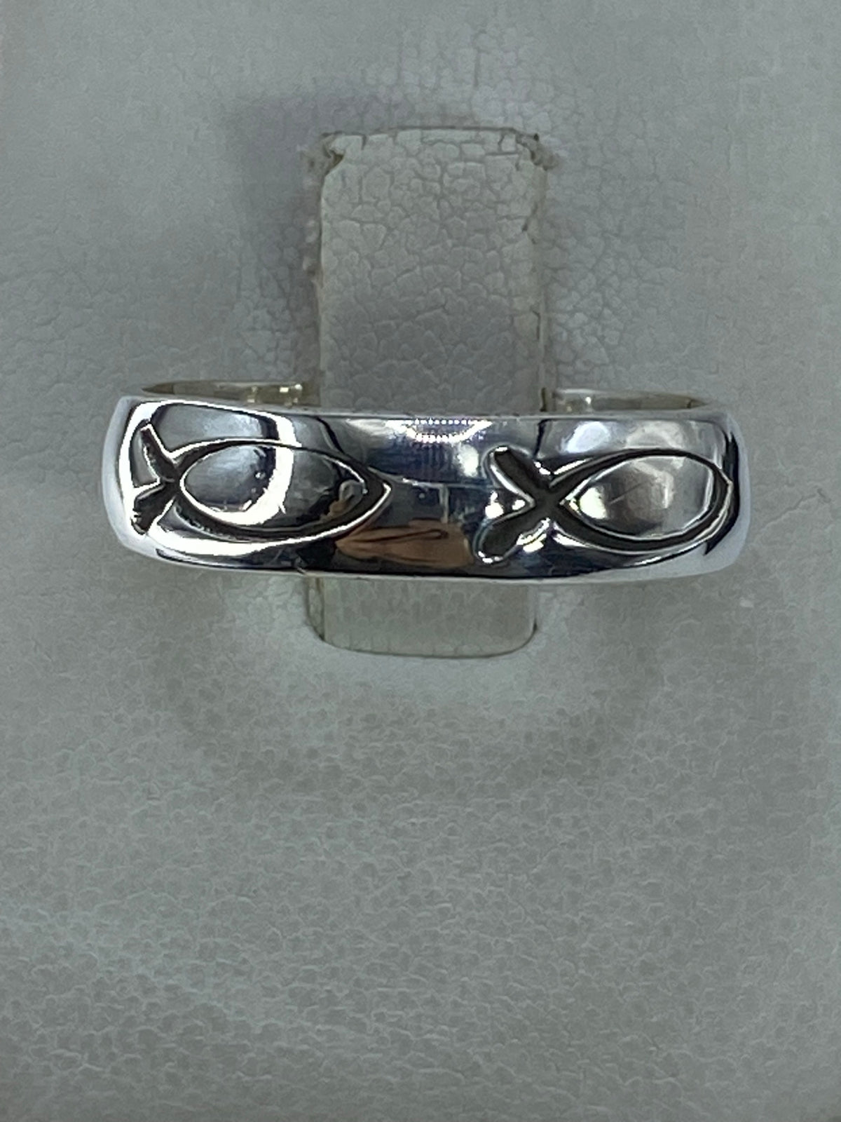 Anillo de plata 925 pulido con acabado espejo, vista frontal sobre fondo gris