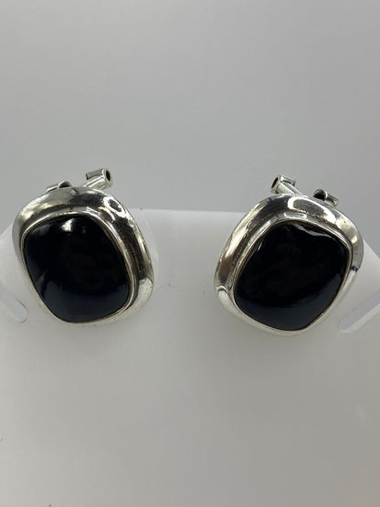 Par de aretes de plata 925 con onix negro engastado, vistos de frente