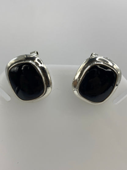 Detalle del engaste a mano de onix negro en marco de plata
