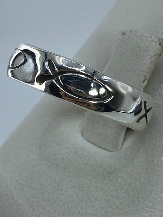 Vista frontal del anillo de plata pulida con brillo de espejo