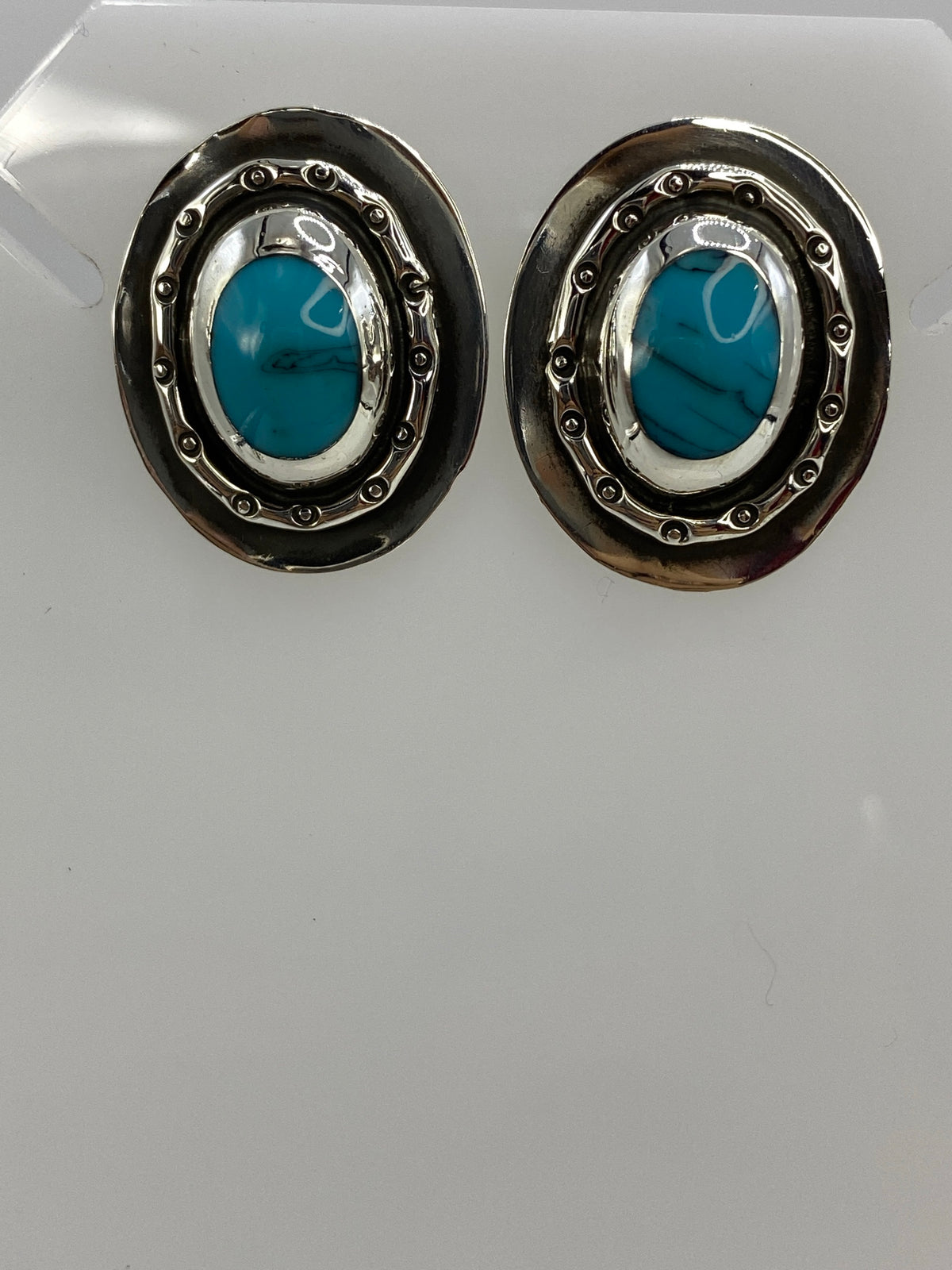 Detalle del engaste a mano de turquesa en marco de plata 925