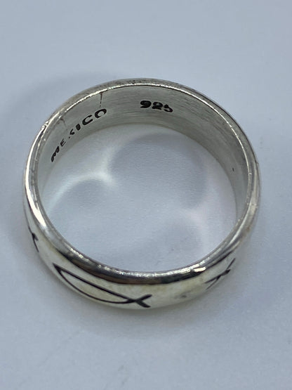 Anillo de plata 925 sobre fondo neutro mostrando el Quinto de autenticidad