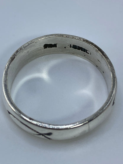 Anillo de plata auténtica con marca Quinto visible en el interior