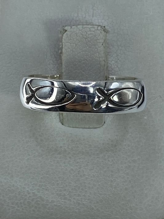 Anillo de plata liso pulido 925 visto desde arriba, brillante y minimalista