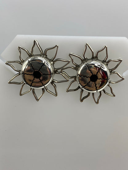 Par de aretes de plata 925 con diseño de girasol calado, vista frontal