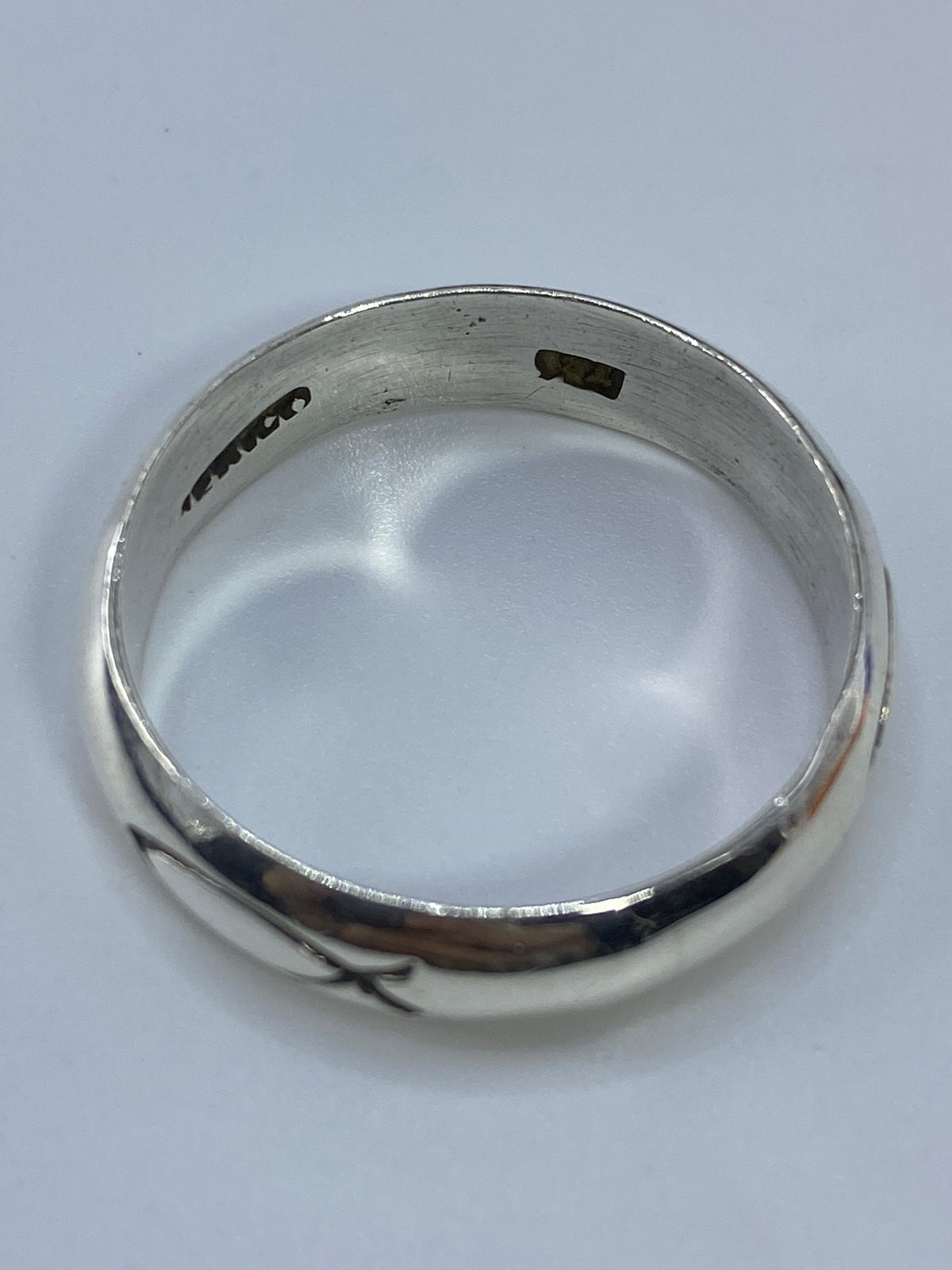 Anillo sobre fondo blanco con la marcación del Quinto 925 visible