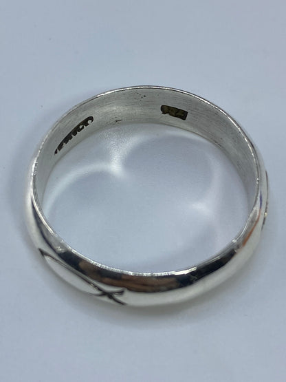 Anillo sobre fondo blanco con la marcación del Quinto 925 visible