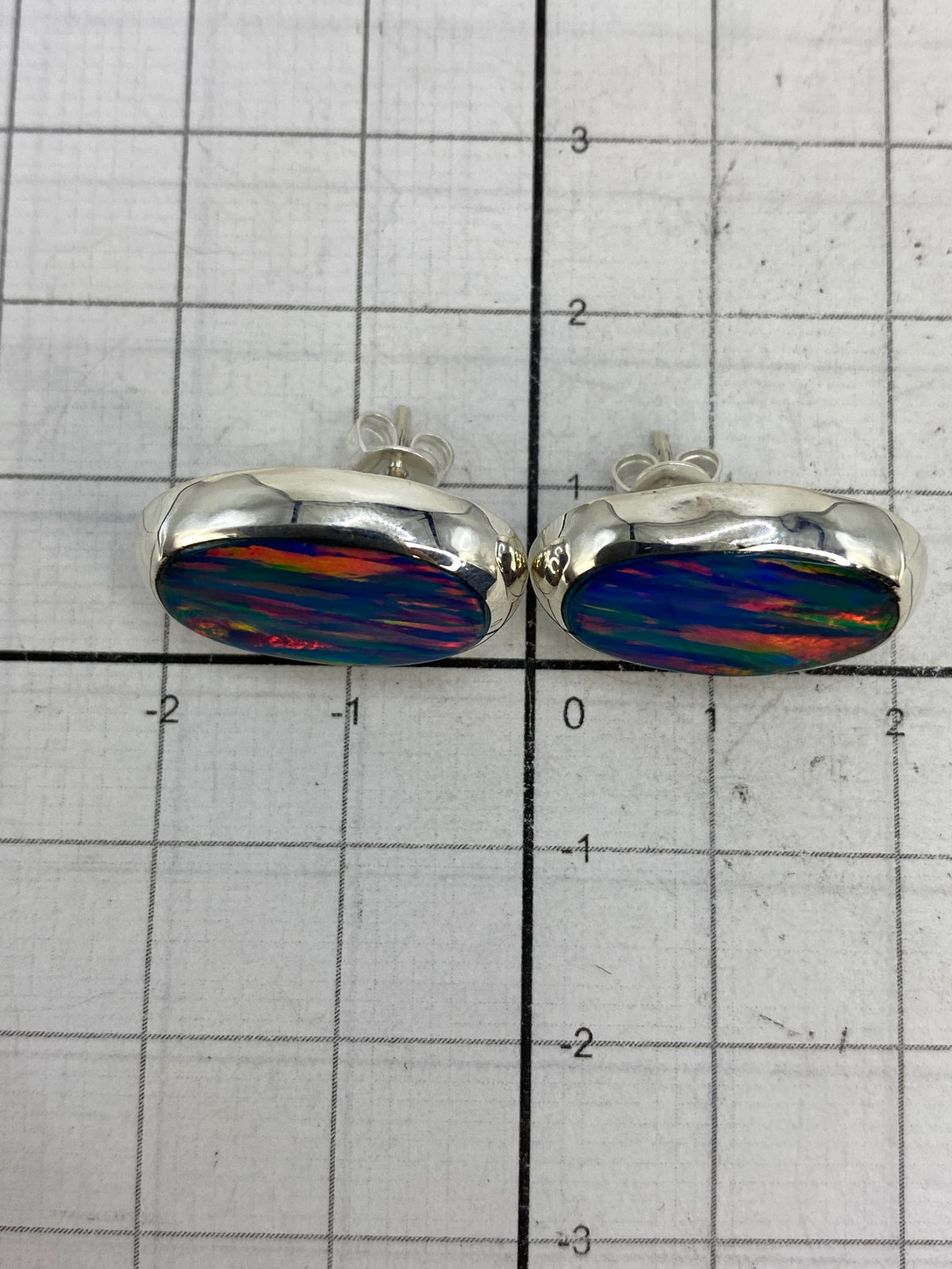 Aretes de plata 925 con ópalo en una caja de regalo — lista para regalar