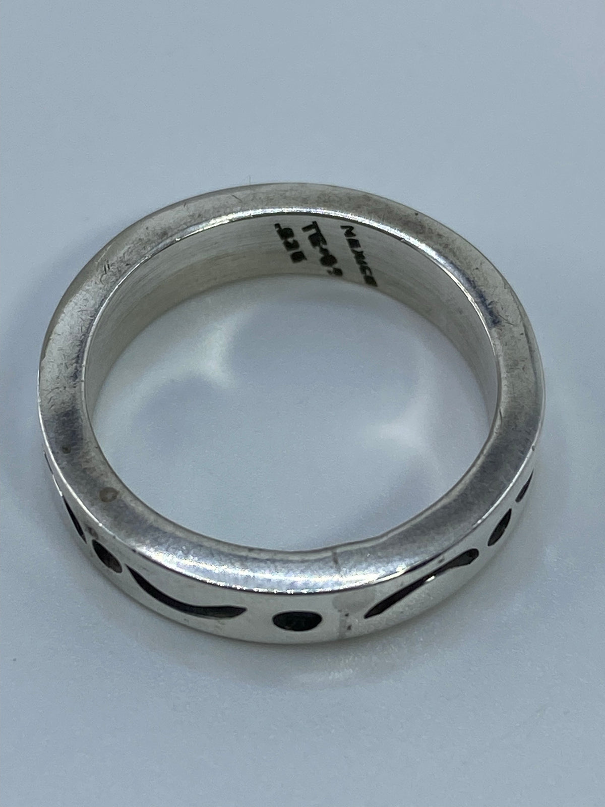 Anillo sobre fondo blanco mostrando el Quinto 925