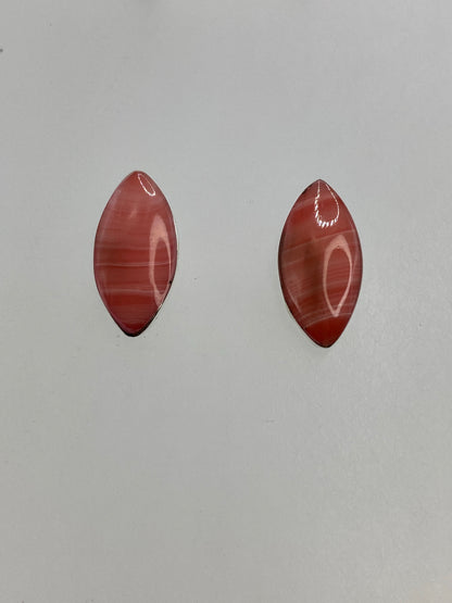 Aretes de coral rosa en plata 950 sobre fondo azul, con marcaje de Quinto visible