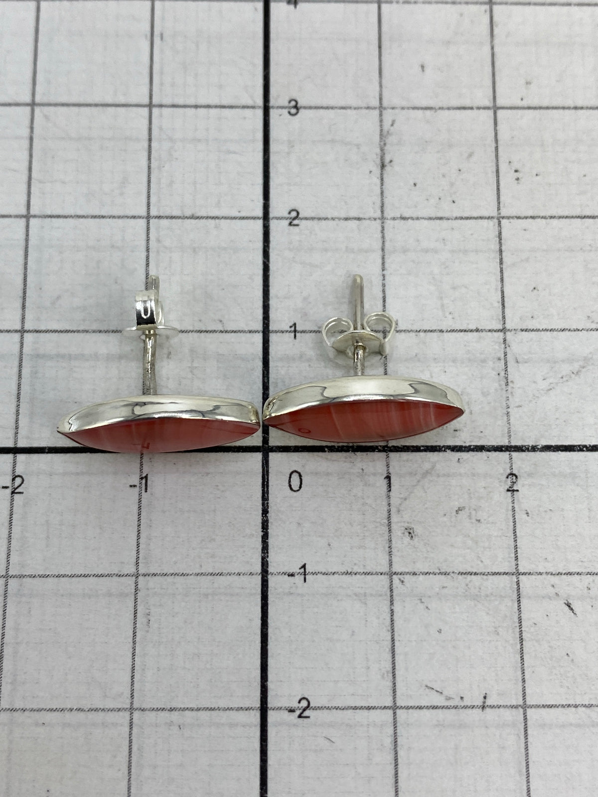 Aretes de plata con coral en presilla, listos para usar