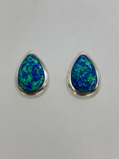 Detalle de un arete mostrando el ópalo azul en engaste de plata 925