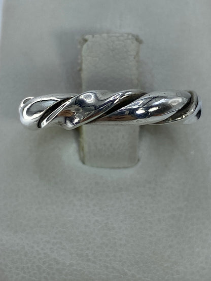 Anillo de plata 925 con eslabones ondulados pulidos en la mano