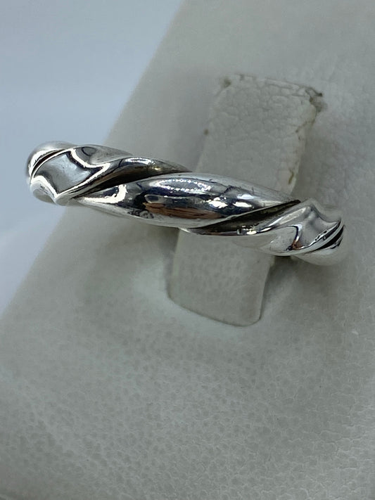 Vista frontal del anillo eslabón mostrando el diseño torcido en plata 925