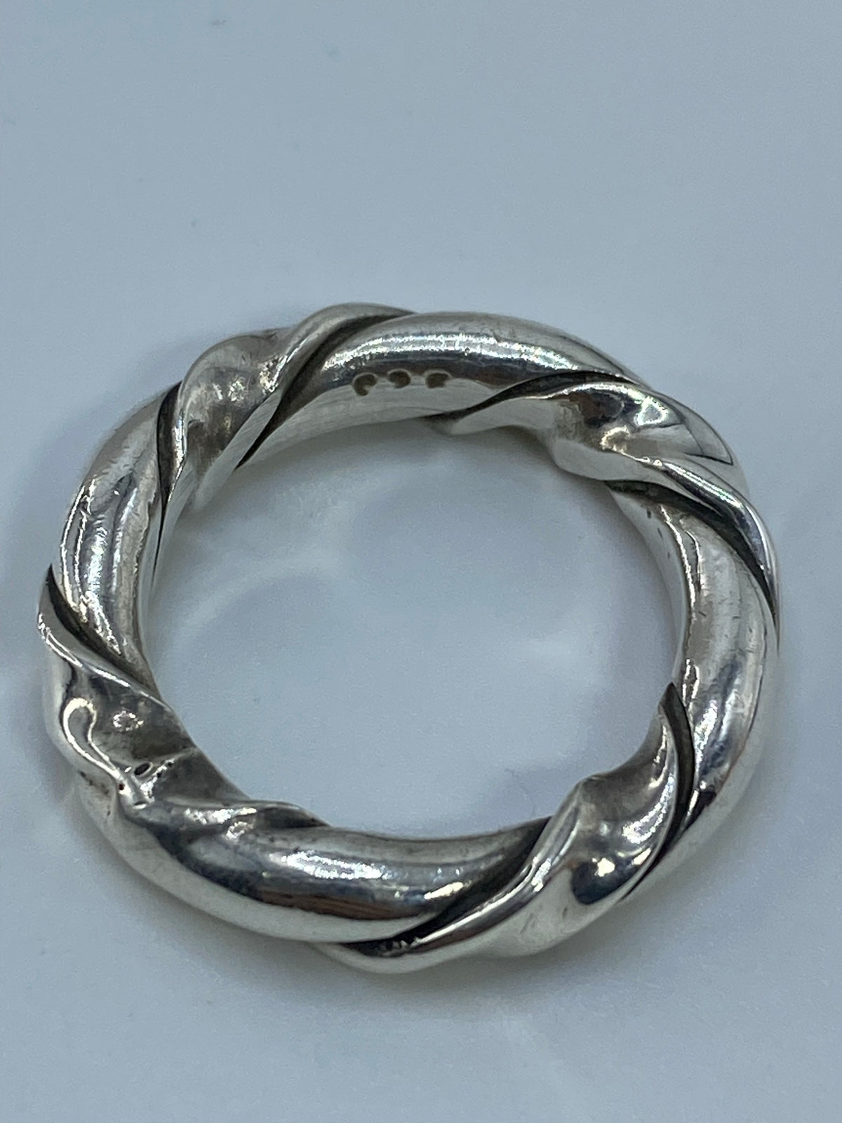Anillo colocado en balanza mostrando 8.42 gramos, plata 925 auténtica
