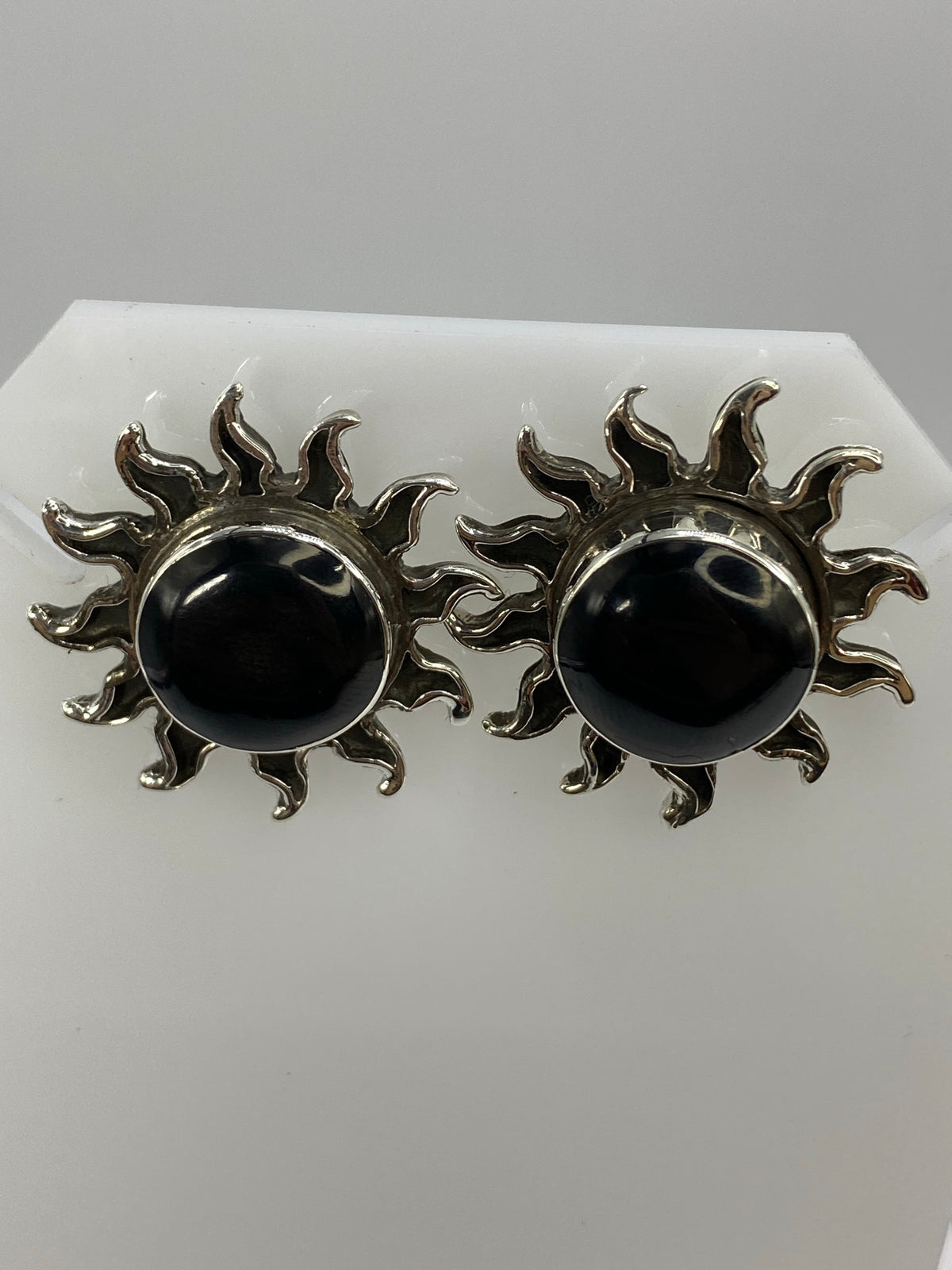 Par de aretes de plata con ónix sobre escala de medida, 3.7 cm × 2 cm