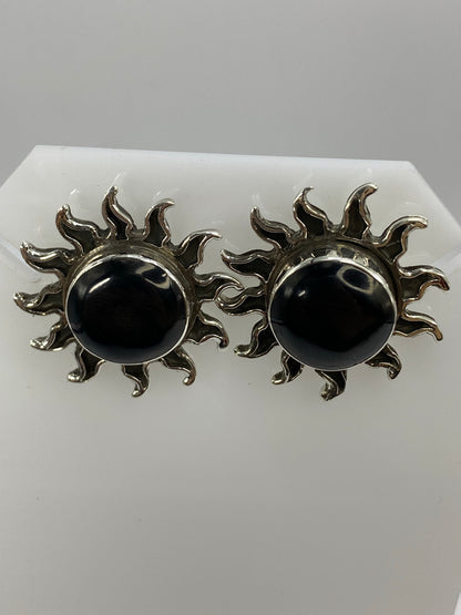 Par de aretes de plata con ónix sobre escala de medida, 3.7 cm × 2 cm