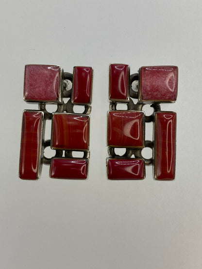 Par de aretes de plata 925 con coral rojo, ojo de tigre y lapislázuli rosa, vista frontal