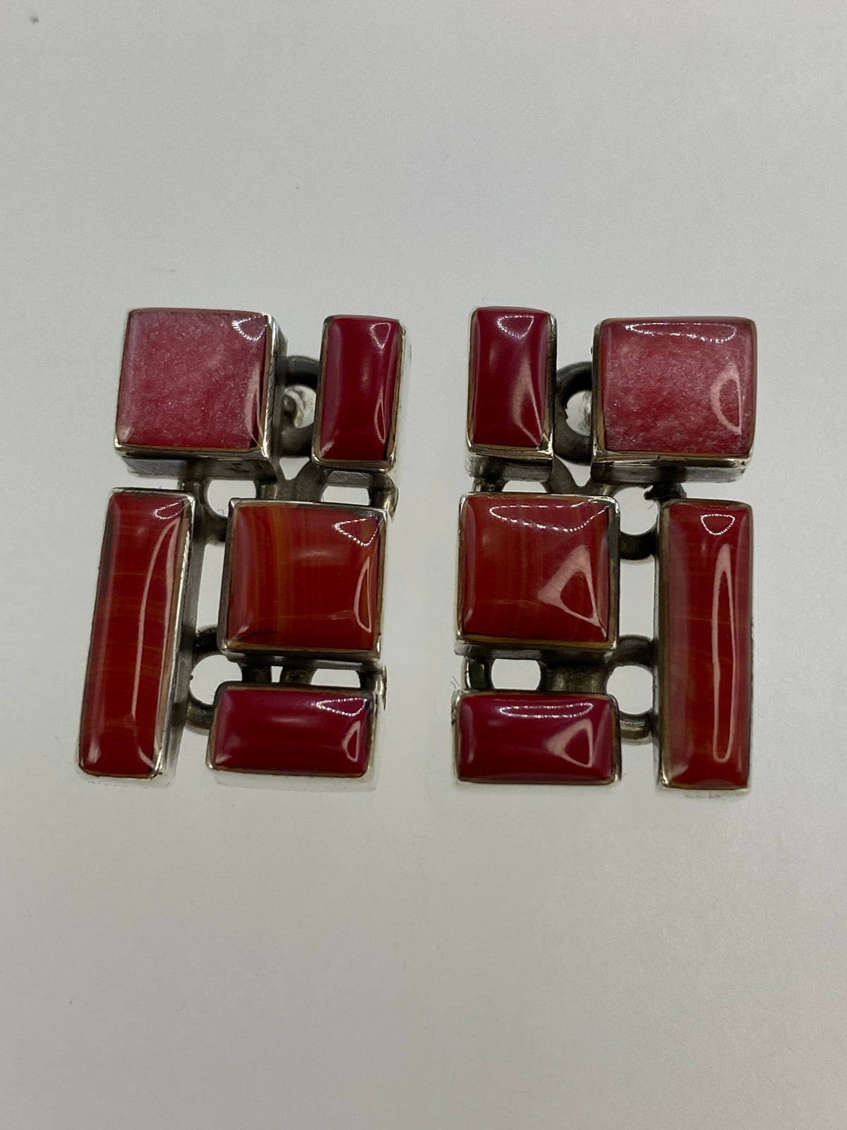 Detalle de la incrustación de piedra a mano en los aretes de plata de Taxco