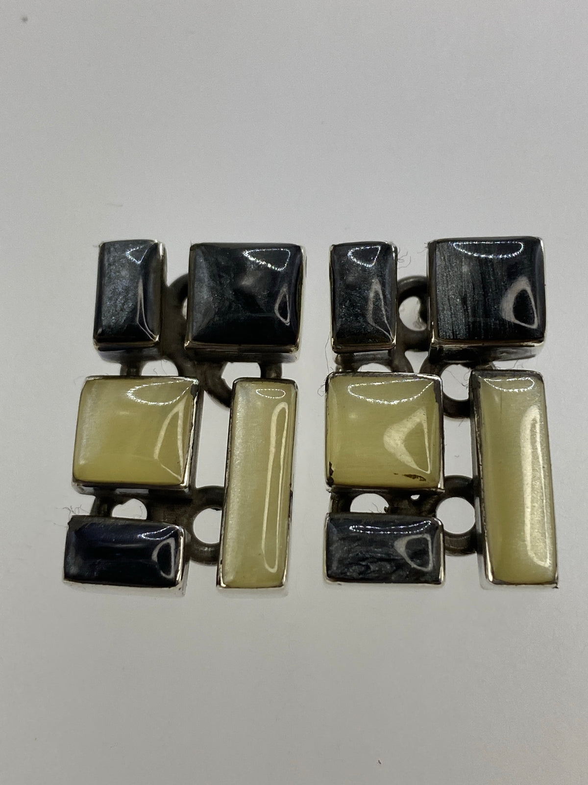 Detalle de uno de los aretes mostrando el engaste de coral y lapislázuli
