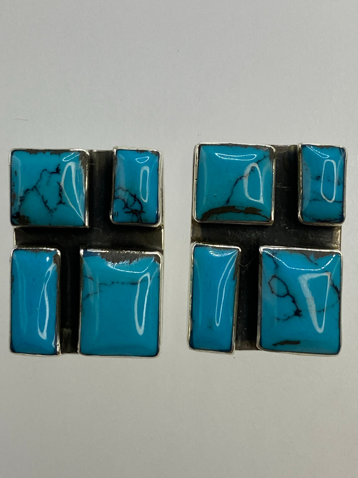 Aretes colgando, mostrando el tamaño compacto de 2 cm de largo