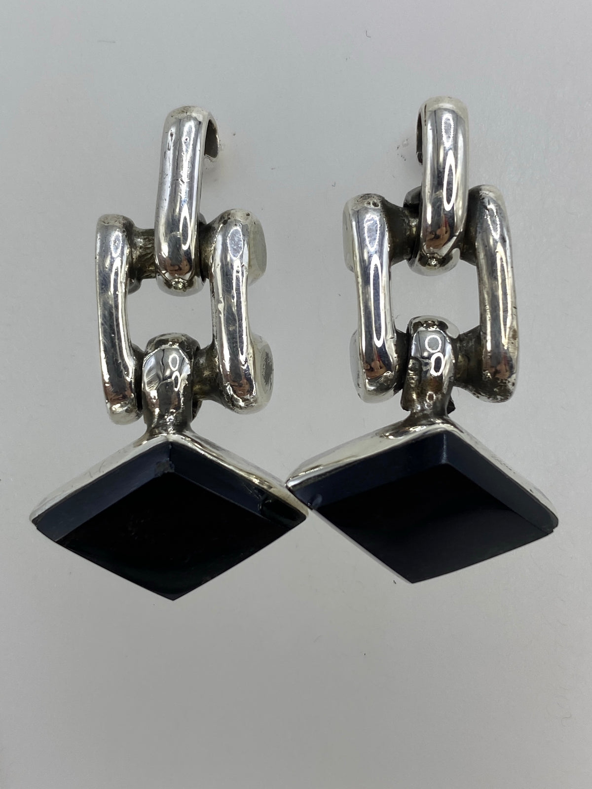 Aretes puestos en oreja, luciendo elegantes y sofisticados