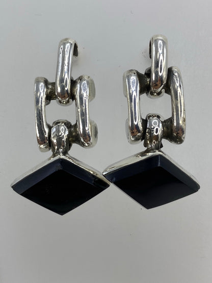 Aretes puestos en oreja, luciendo elegantes y sofisticados