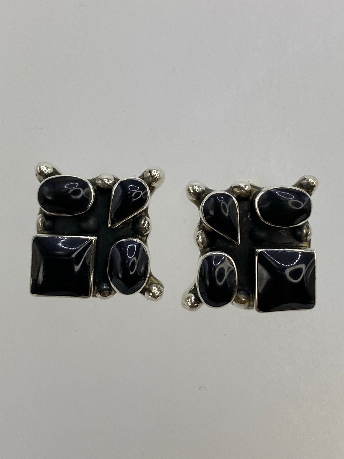 Par de aretes de plata 925 con ónix negro, diseño geométrico minimalista