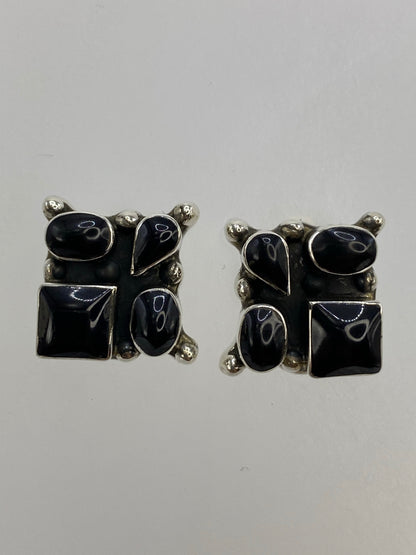 Par de aretes de plata 925 con ónix negro, diseño geométrico minimalista