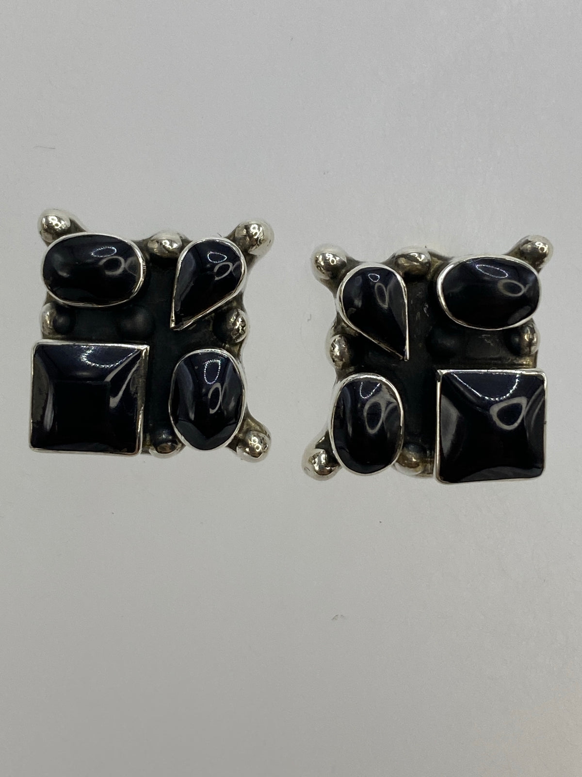 Aretes de frente mostrando el Quinto 925 en la parte trasera