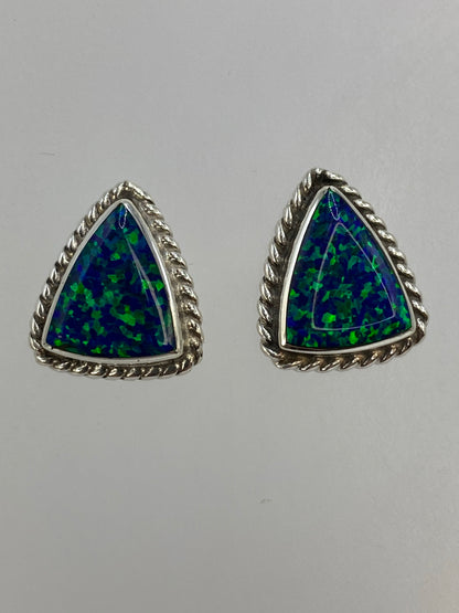 Par de aretes triangulares de plata 950 con ópalo de fuego azul sobre fondo blanco