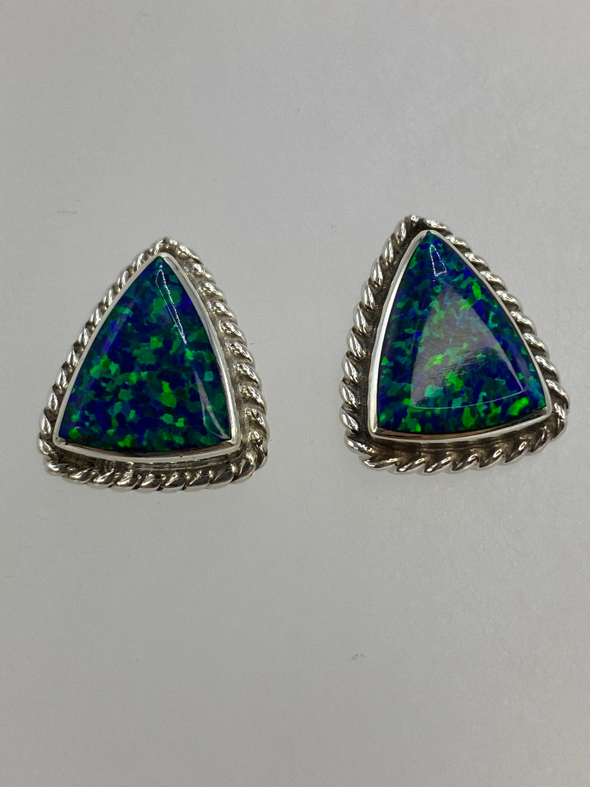 Detalle del engaste a mano del ópalo azul en la montura de plata