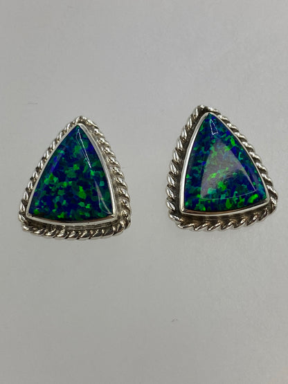 Detalle del engaste a mano del ópalo azul en la montura de plata