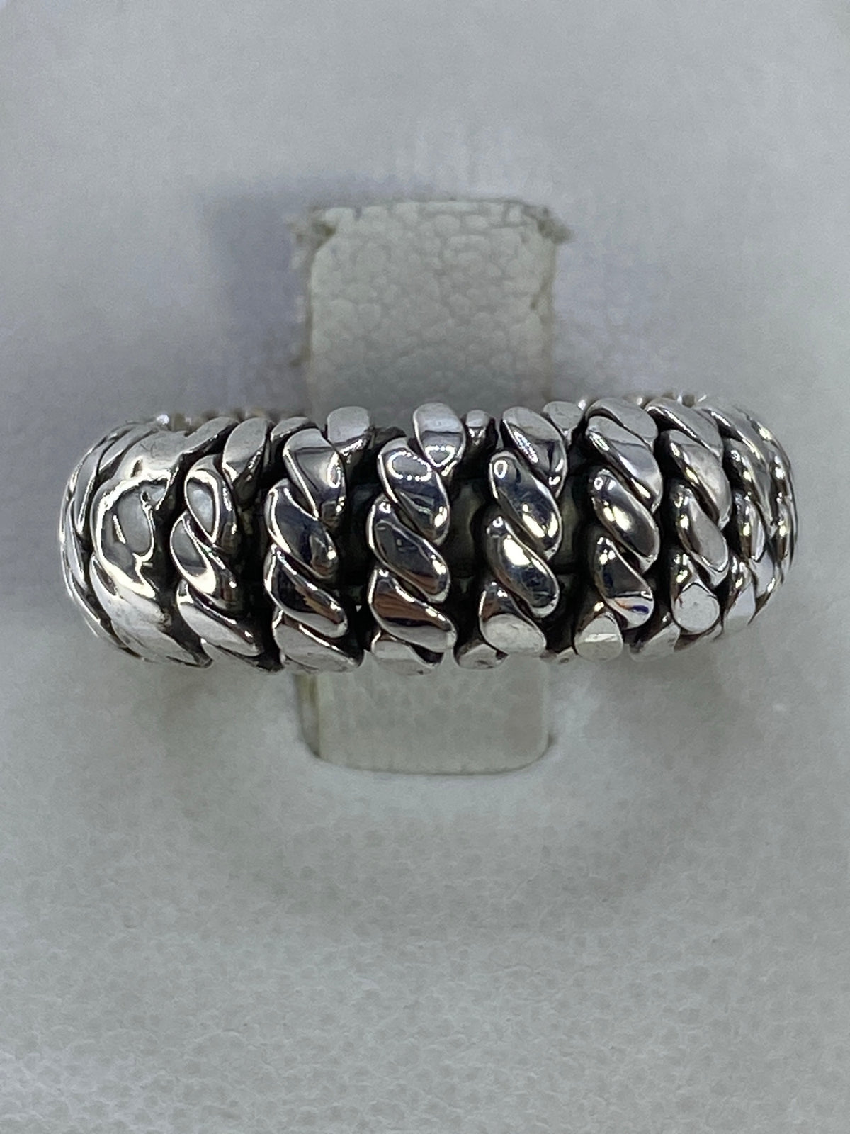 Anillo de plata 925 con eslabones macizos y sólidos visto de frente