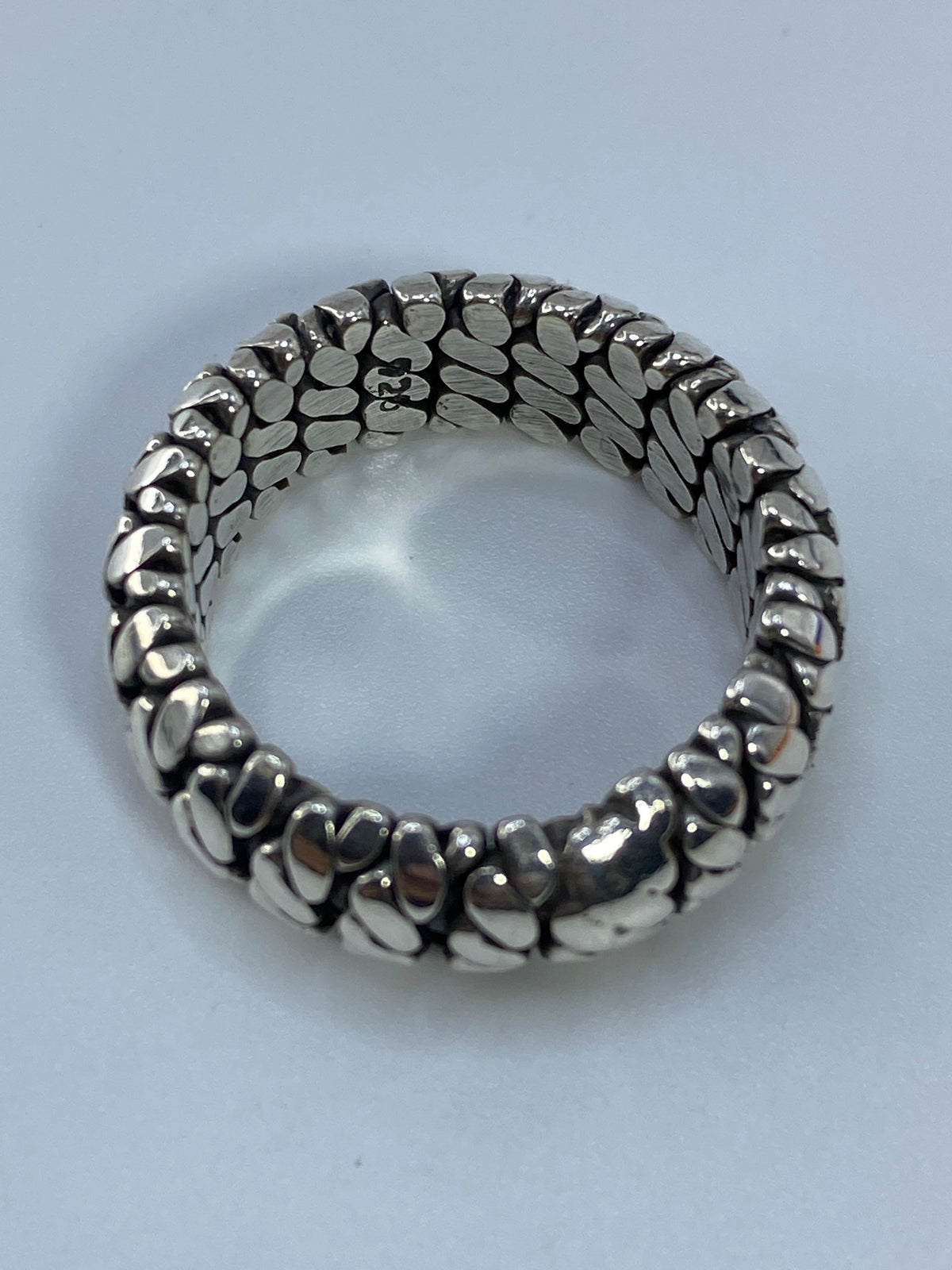 Anillo puesto en dedo mostrando el diseño unisex y el pulido brillante
