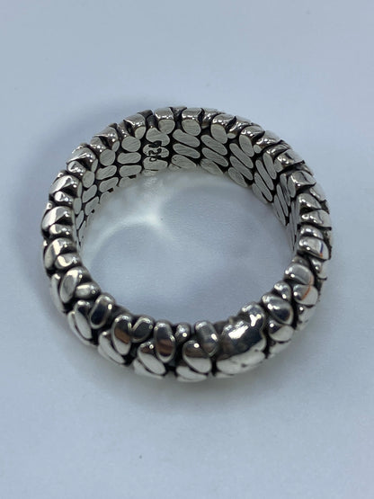 Anillo puesto en dedo mostrando el diseño unisex y el pulido brillante