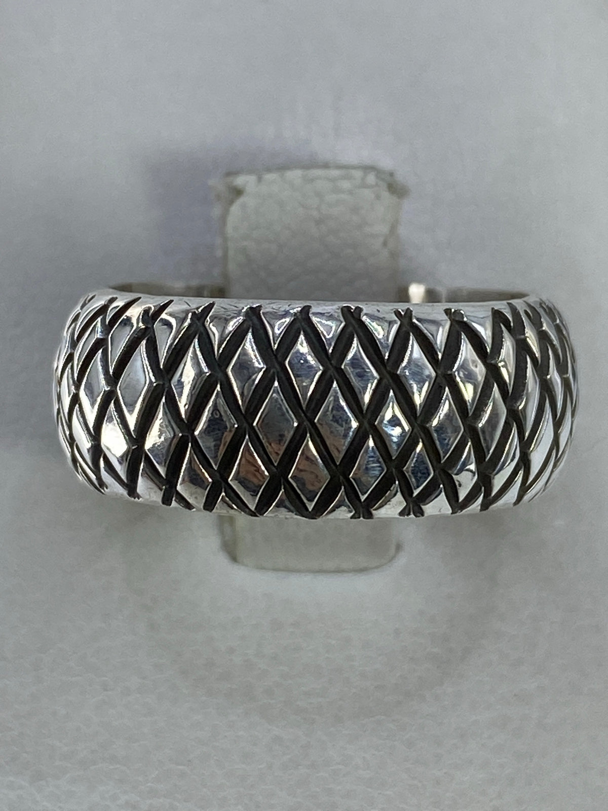 Anillo de plata 925 con eslabones en relieve tridimensional visto de frente