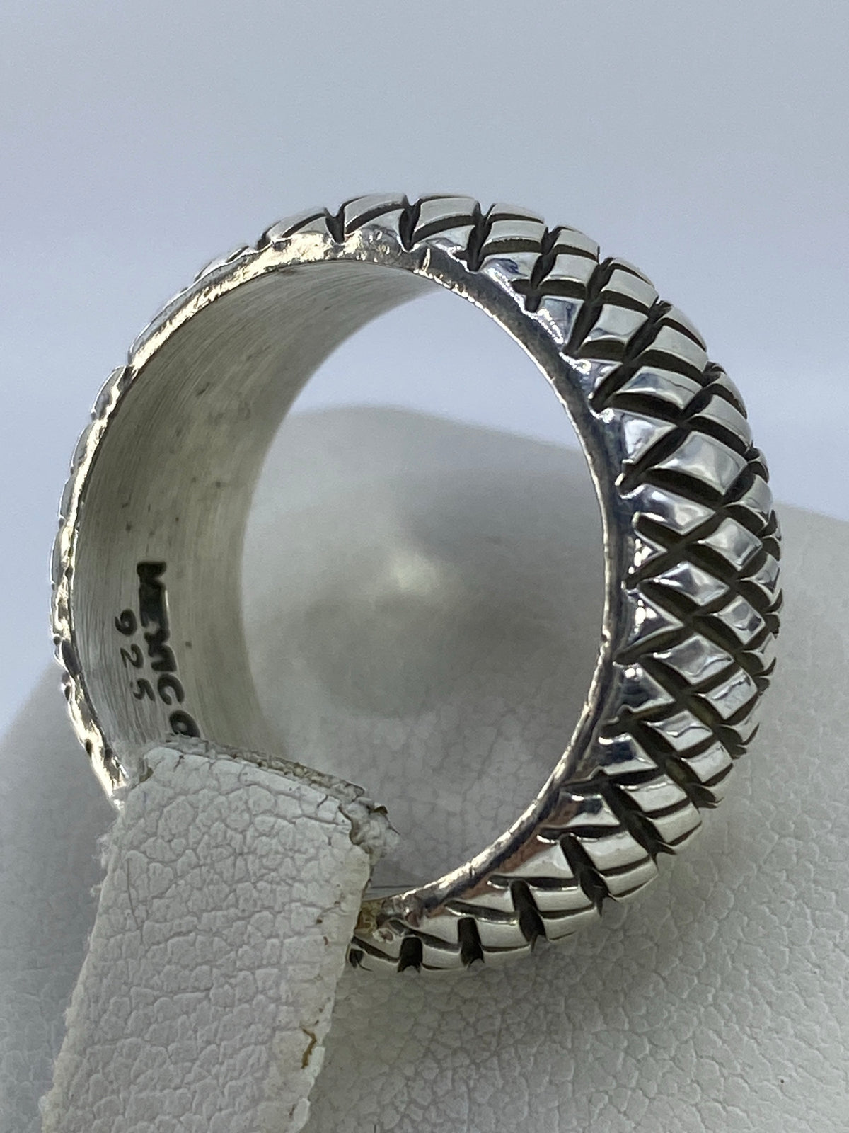 Anillo de eslabones puesto en mano, mostrando presencia y peso