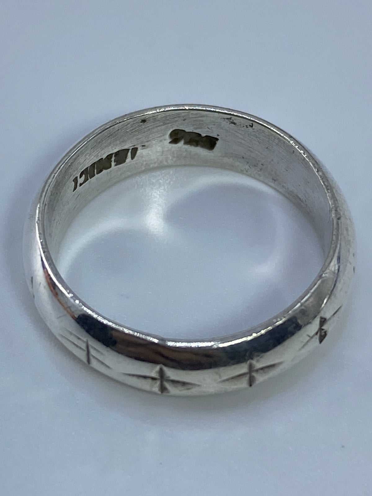 Anillo de plata 925 de Taxco en la mano, acabado pulido y mate