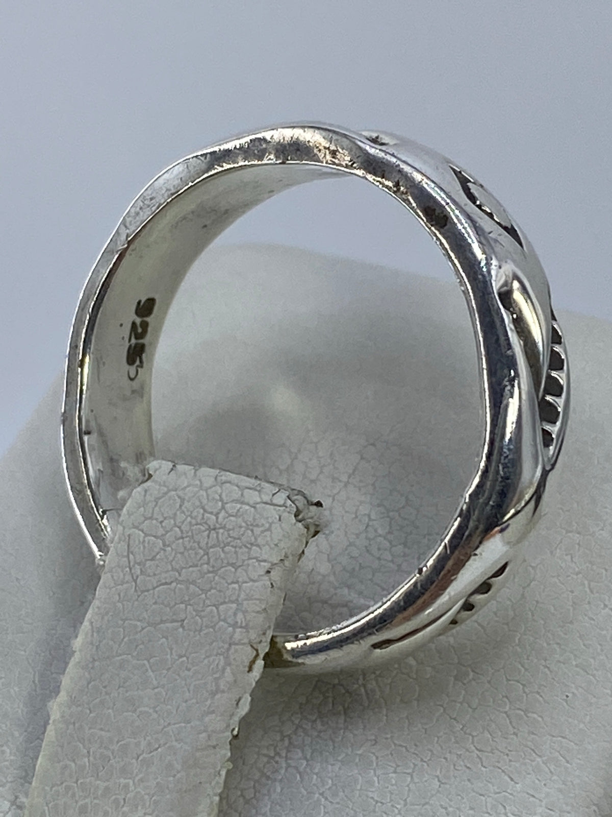 Detalle del interior del anillo con marca 925 Quinto