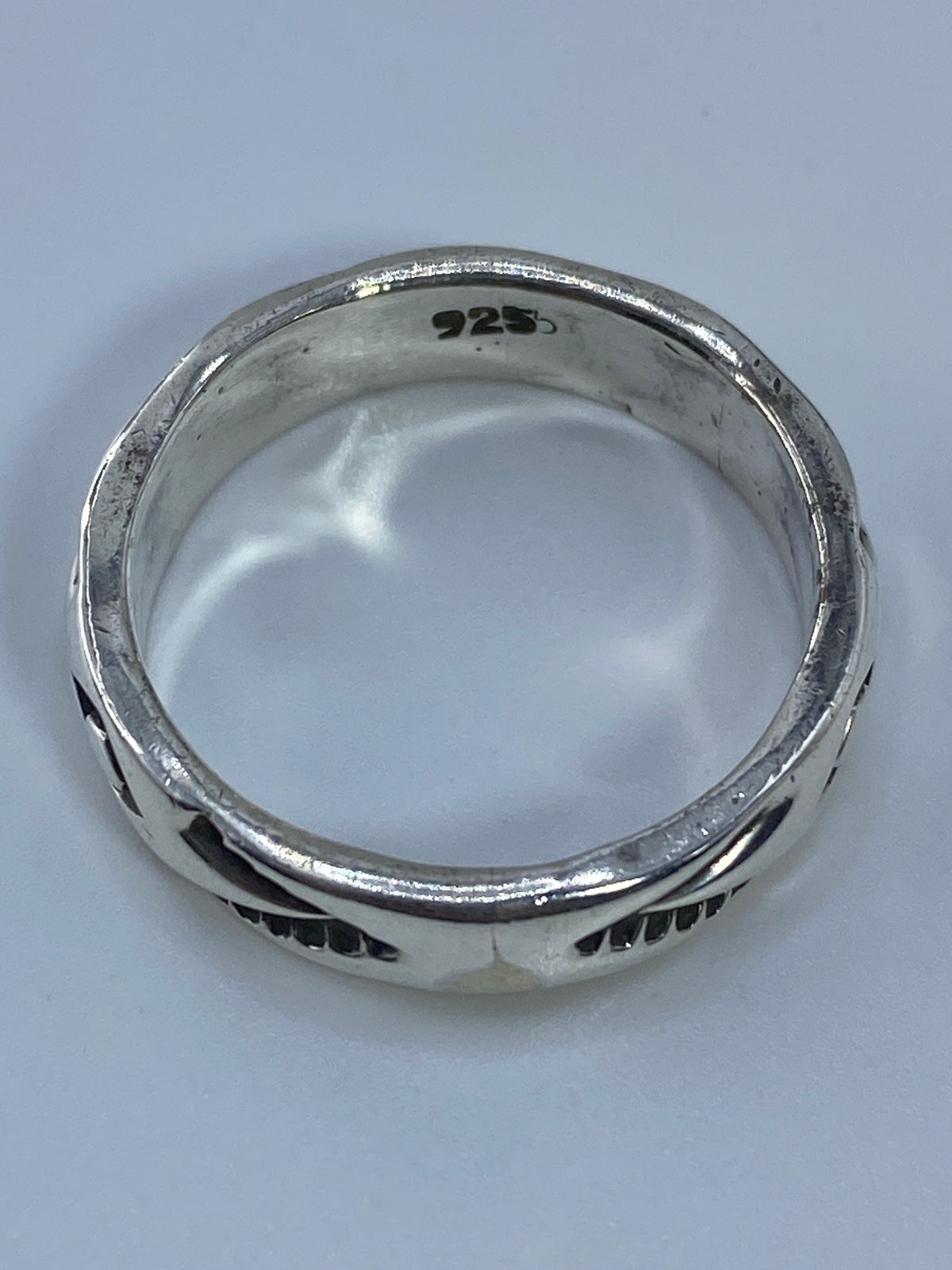 Anillo sobre fondo blanco en posición frontal, mostrando el volumen geométrico