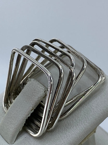 Detalle lateral del anillo semanario con acabado pulido espejo