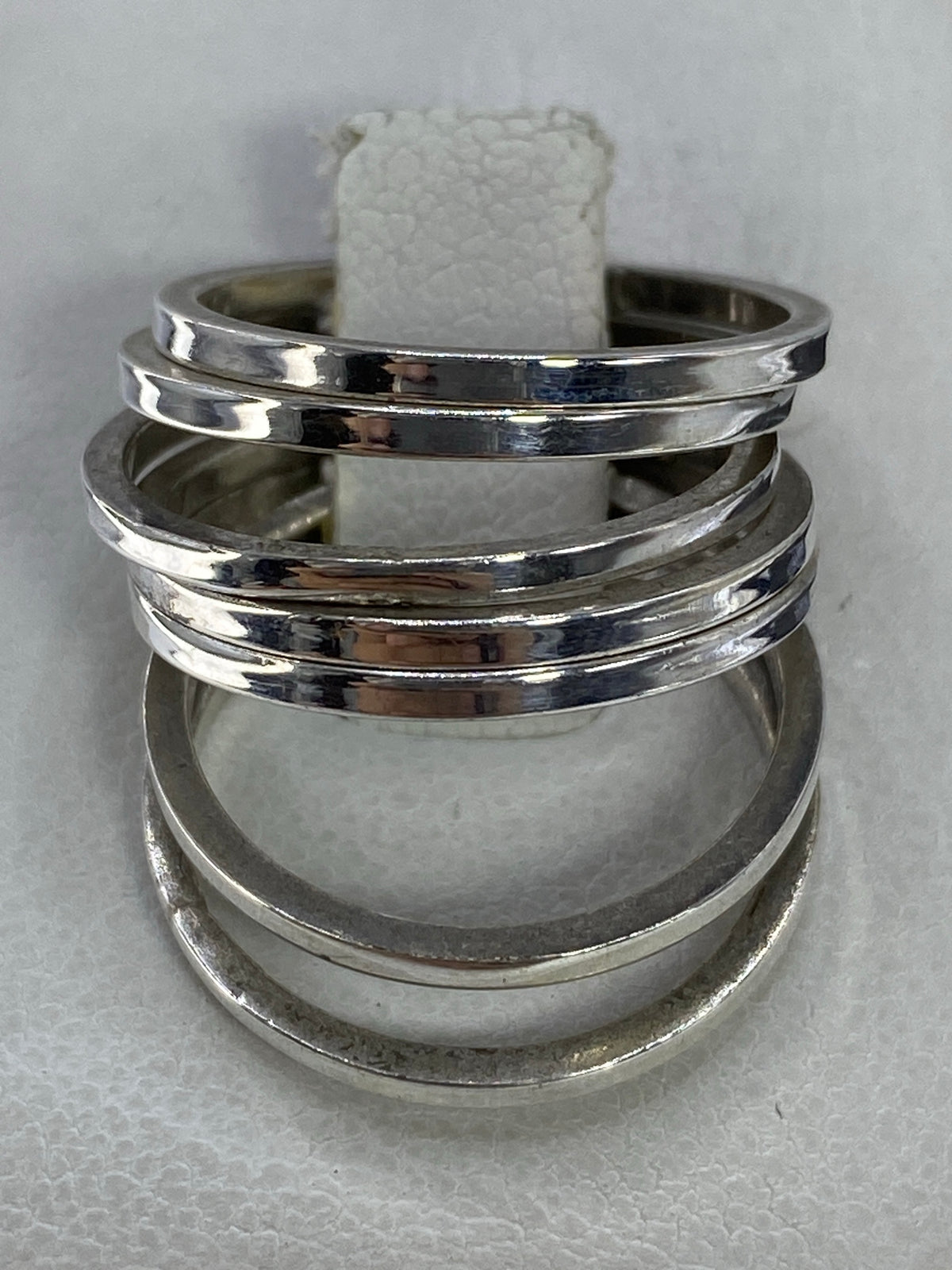 Anillo de plata 925 con eslabones pulidos en mano femenina, mostrando el brillo espejo