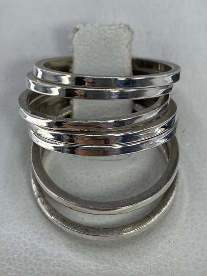 Anillo de plata 925 con eslabones pulidos en mano femenina, mostrando el brillo espejo