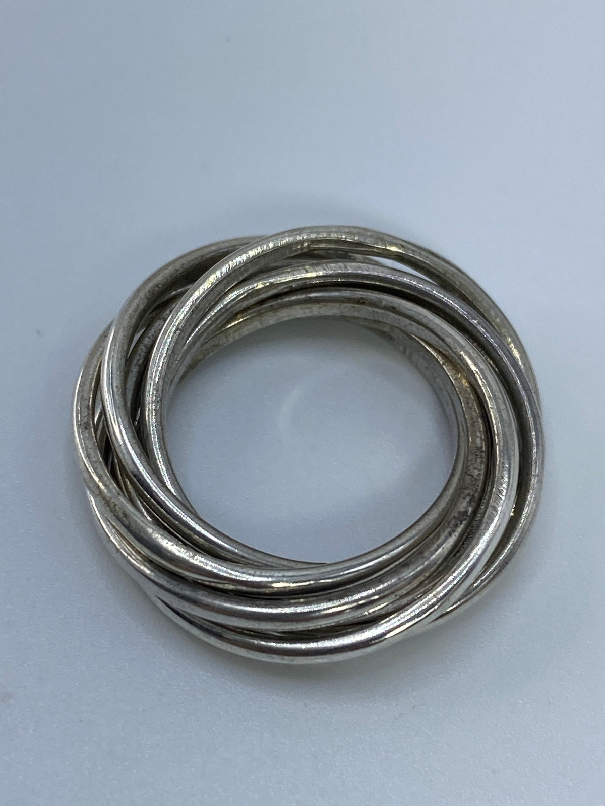 Anillo de plata puesto en dedo mostrando la proporción y movimiento
