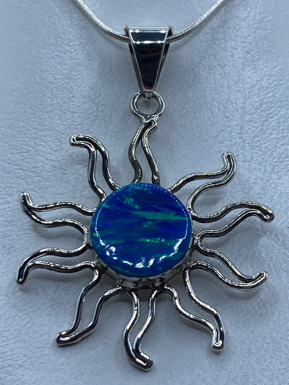 Detalle frontal del dije — ópalo azul brillante engastado en plata de Taxco