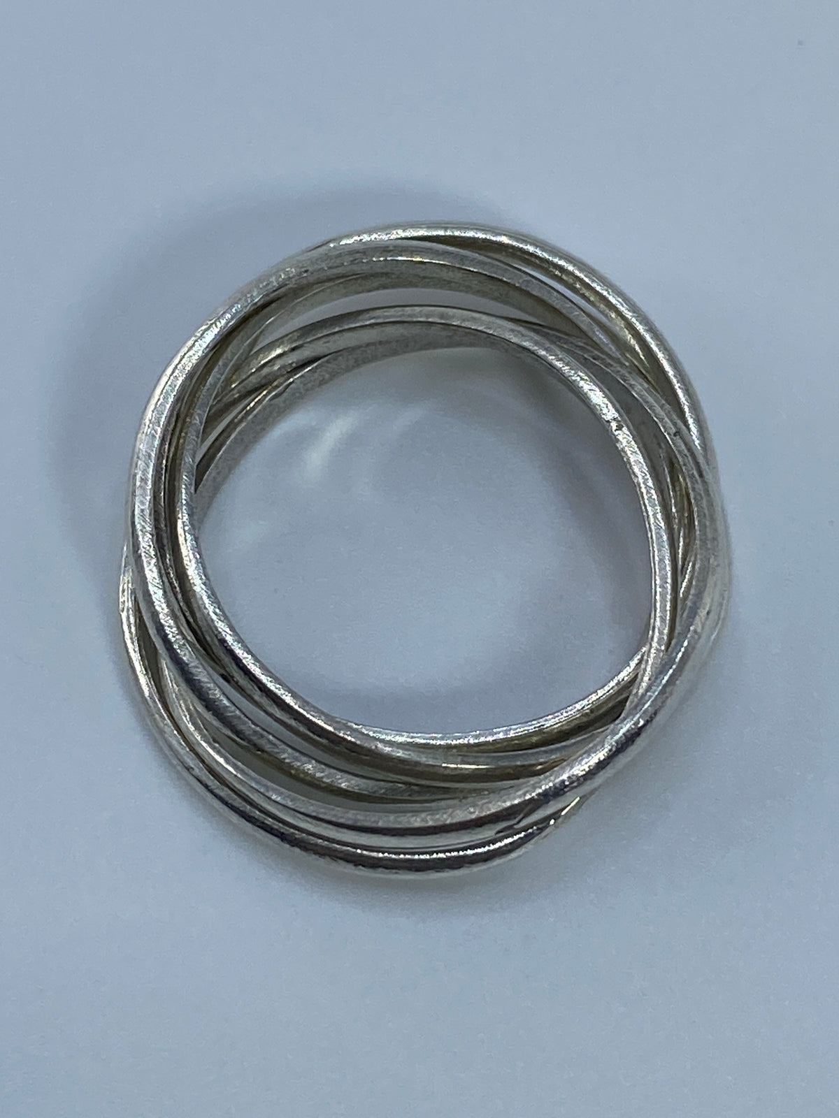 Anillo de bandas sobre fondo blanco mostrando el pulido de Taxco