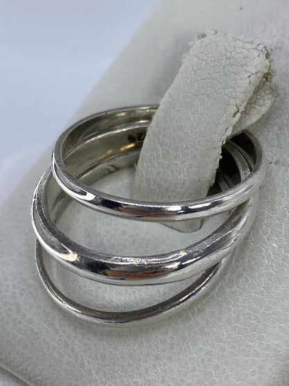Detalle de las tres bandas alineadas perfectamente en plata 925